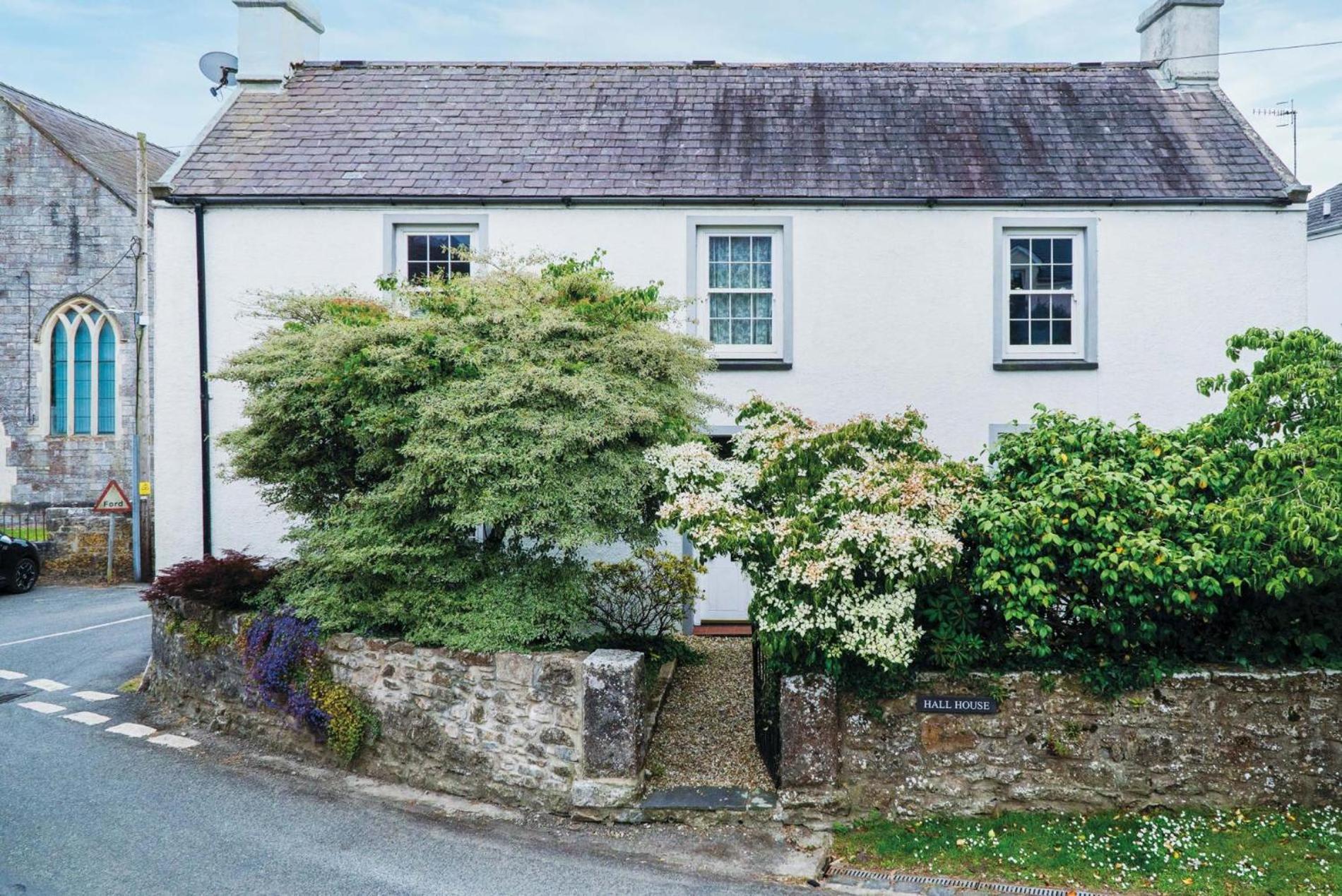 Hall House 3 Bedroom House St Florence view 3