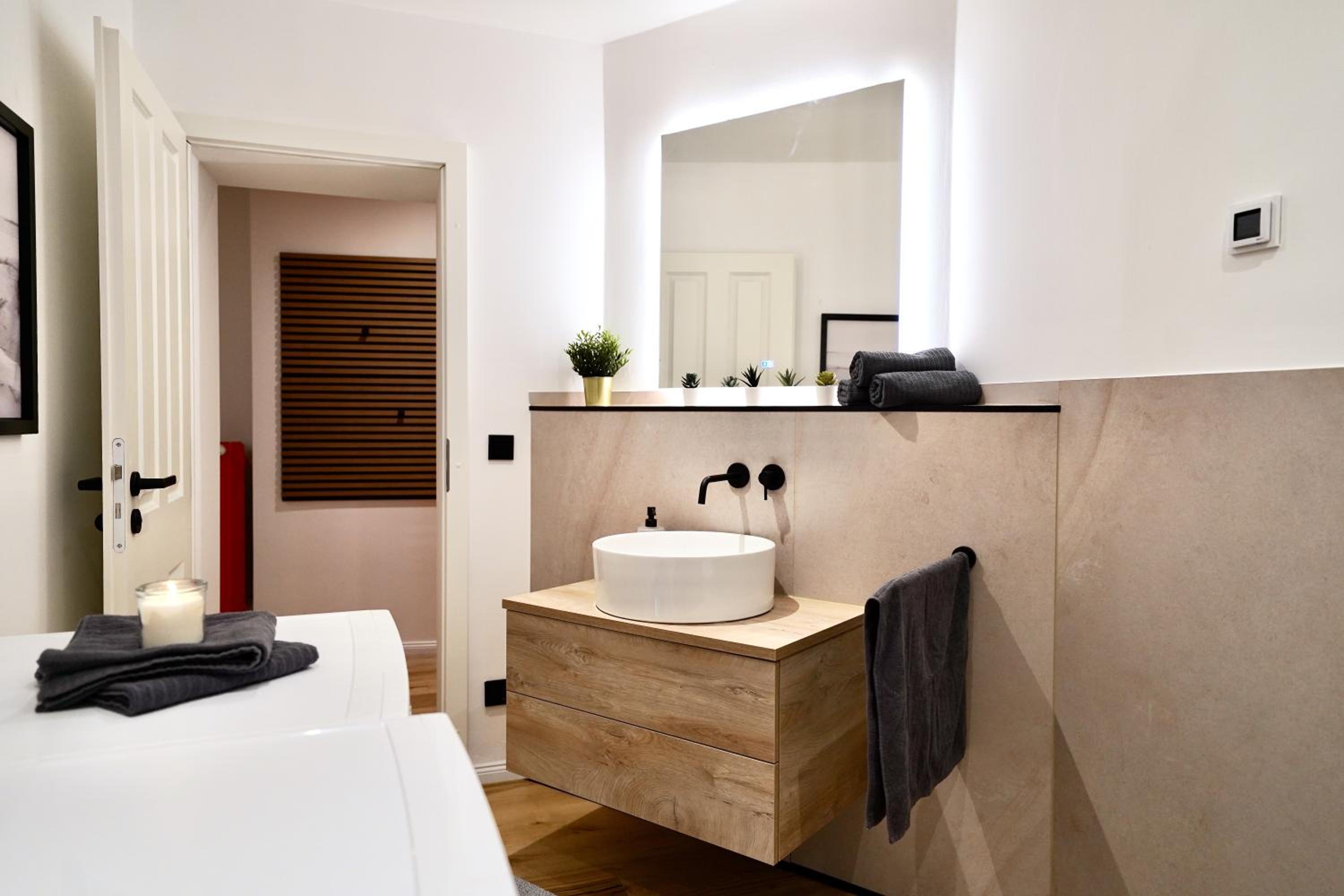 EDLER WOHNRAUM Schloßteich-Suite 3 SZ mit zwei Balkonen, Kaffeevollautomat, Kamin, Klima, Lift & zwei Parkplätzen