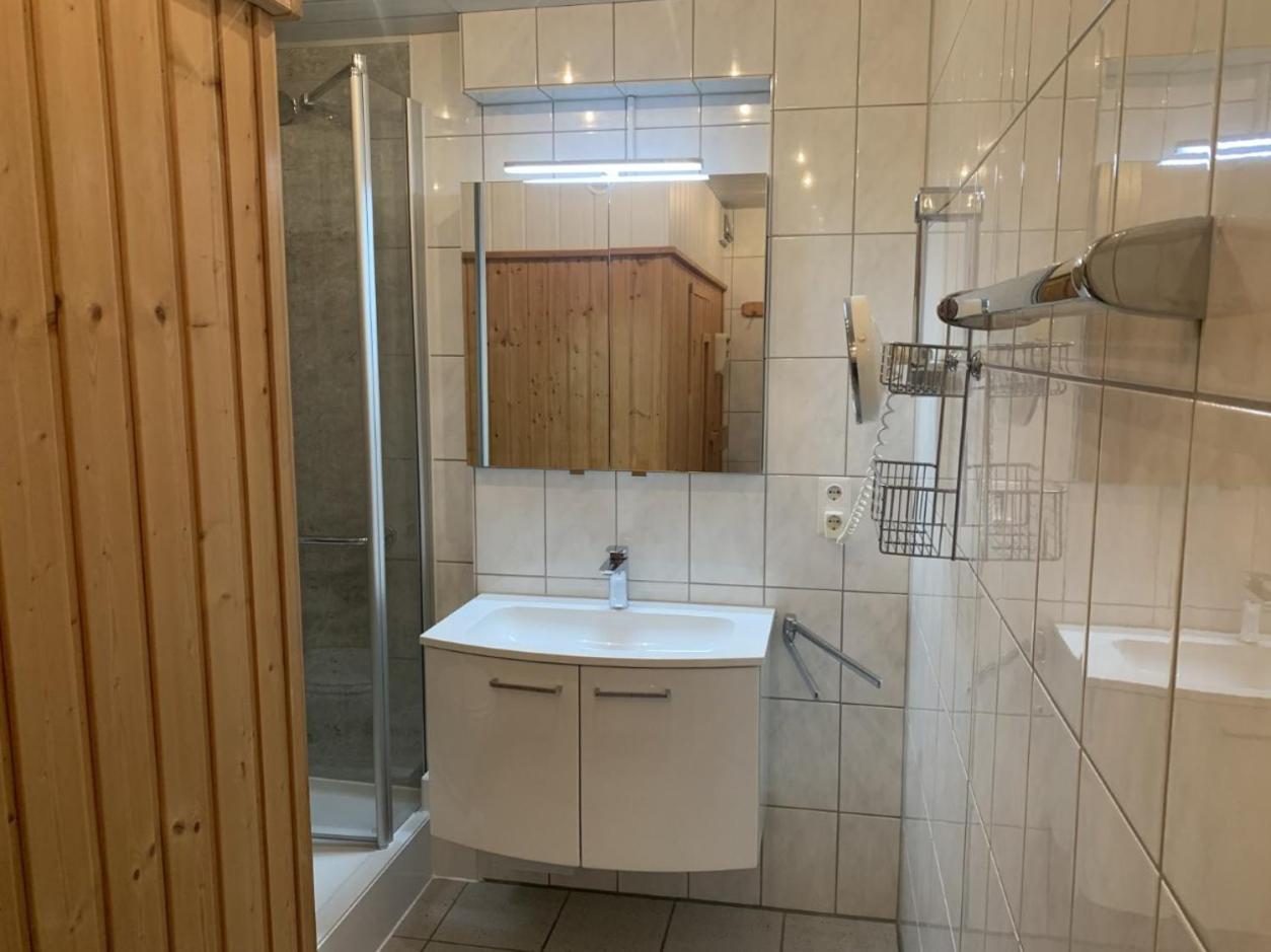 Im Herzen von Wiesdorf- Blick auf das BAYER-KREUZ -Appartement mit 2 Schlafzimmern & 3 Betten-für 4 Personen -Zentral gelegen - Friedrich Ebert Platz 5a , 
