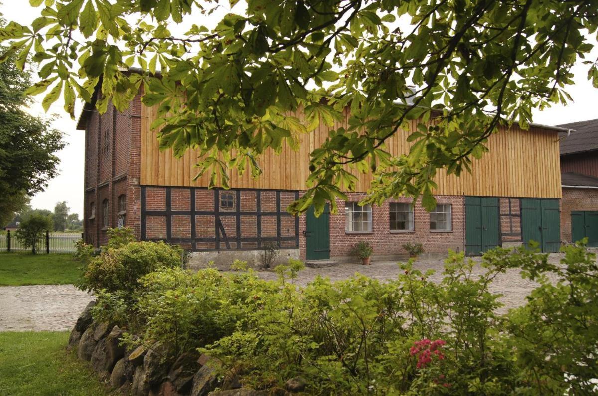 Ostseeurlaub auf Gutshof mit Kamin, Sauna und eingezäuntem Garten