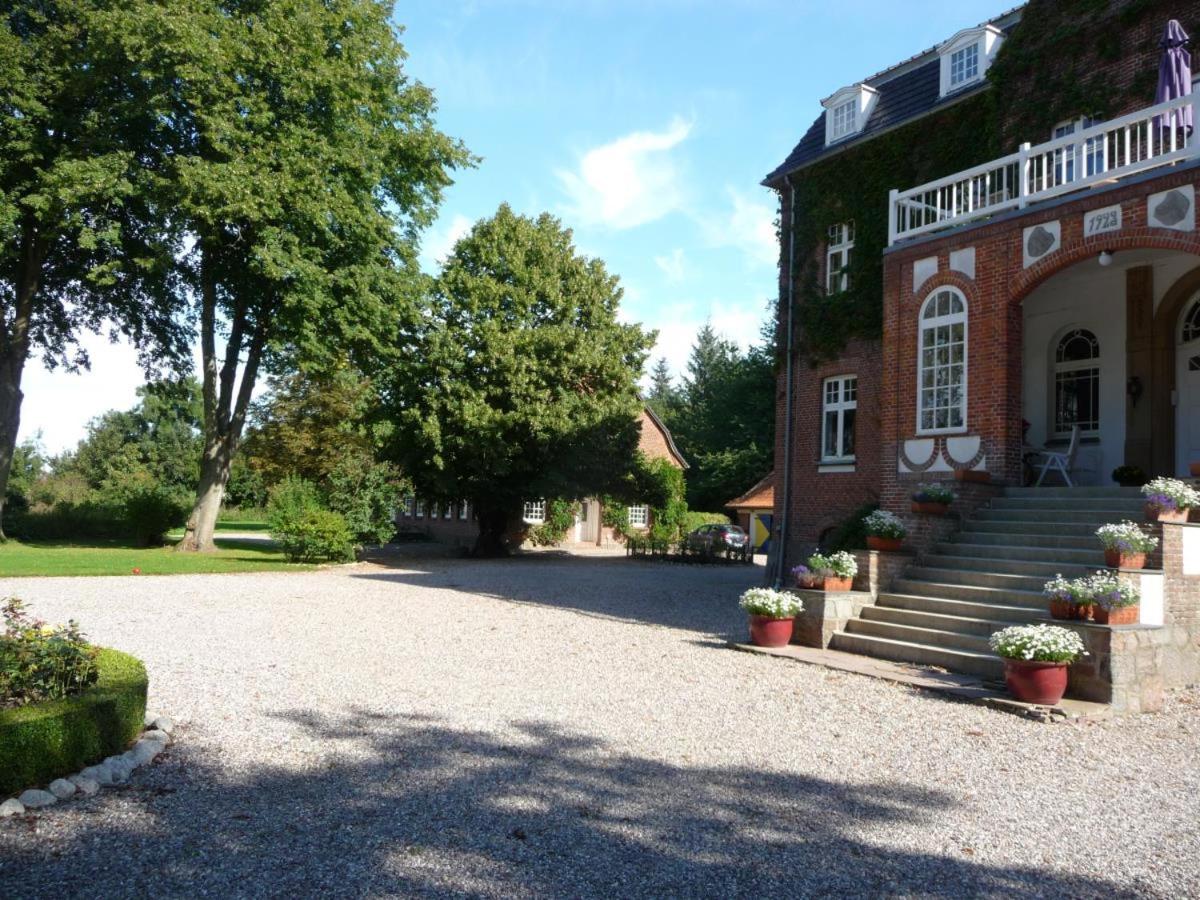 Ostseeurlaub auf Gutshof mit Kamin, Sauna und eingezäuntem Garten