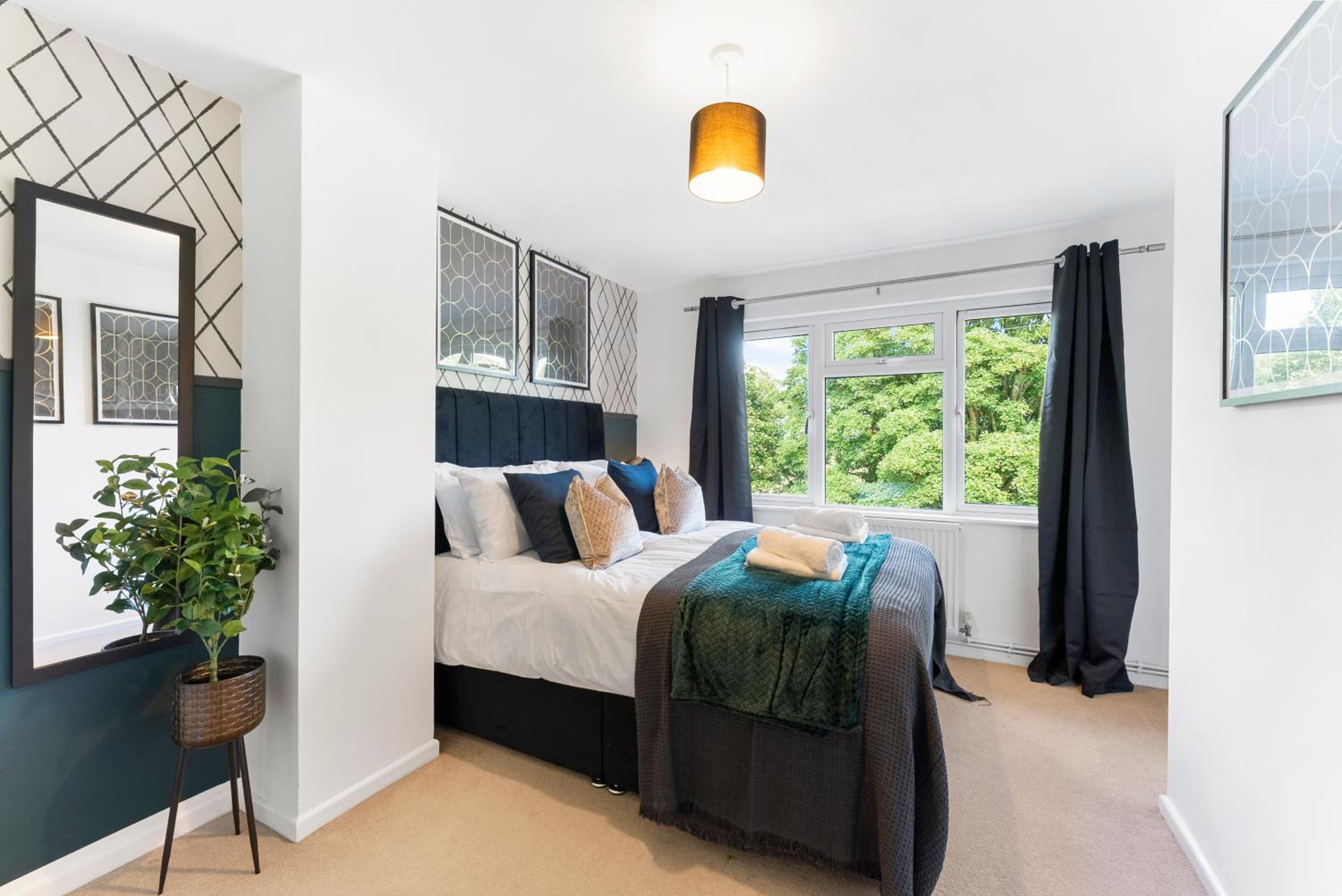 Boutique 4 Bed - Parking and Garden view 2