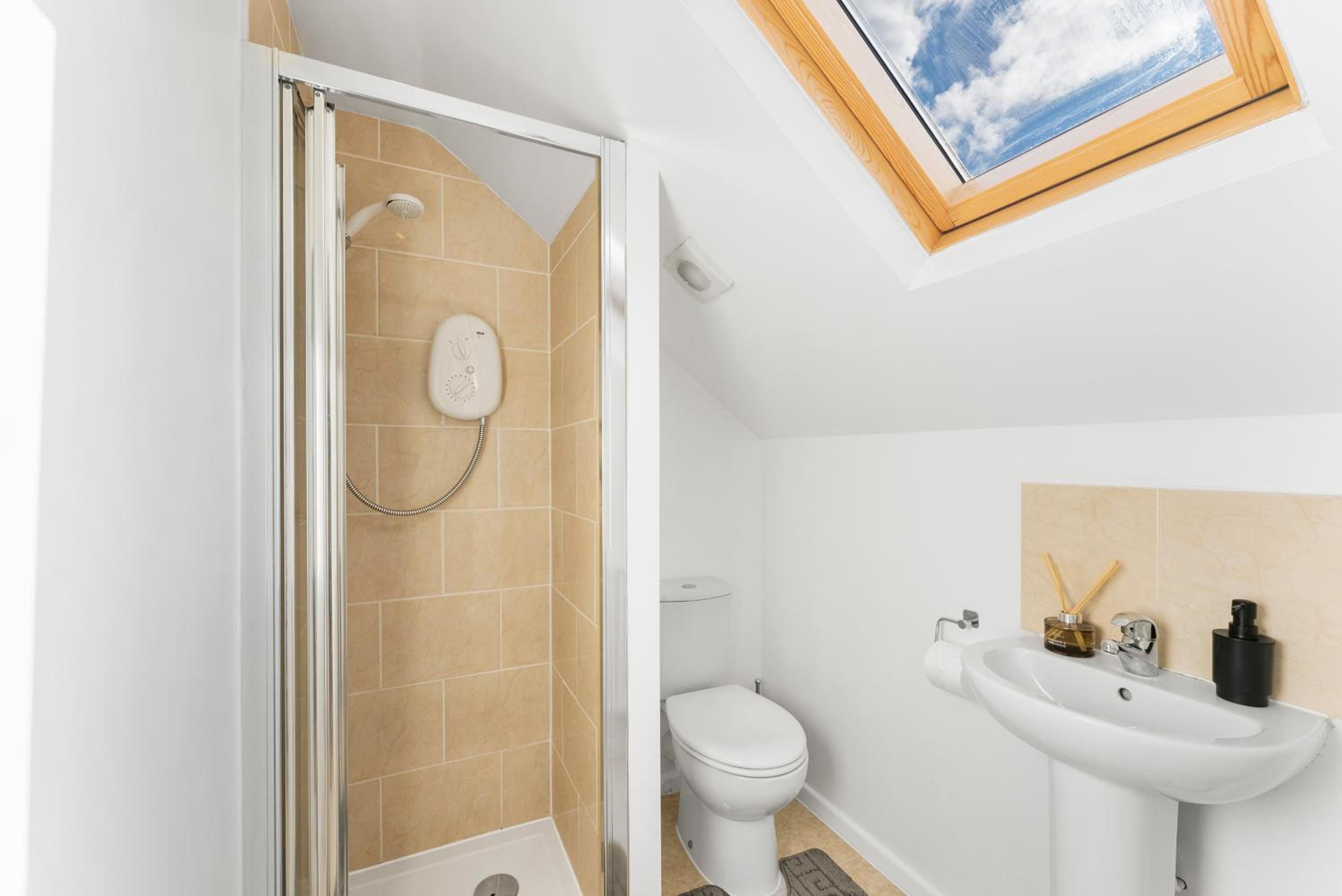 Boutique 4 Bed - Parking and Garden view 4