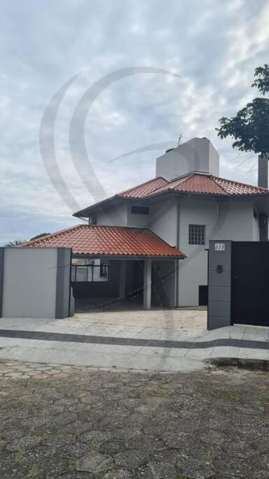 Casa alto padrão 400m da Praia Brava Fpolis