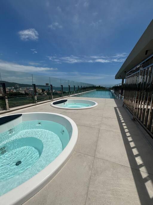 Apto com piscina aquecida perto do mar