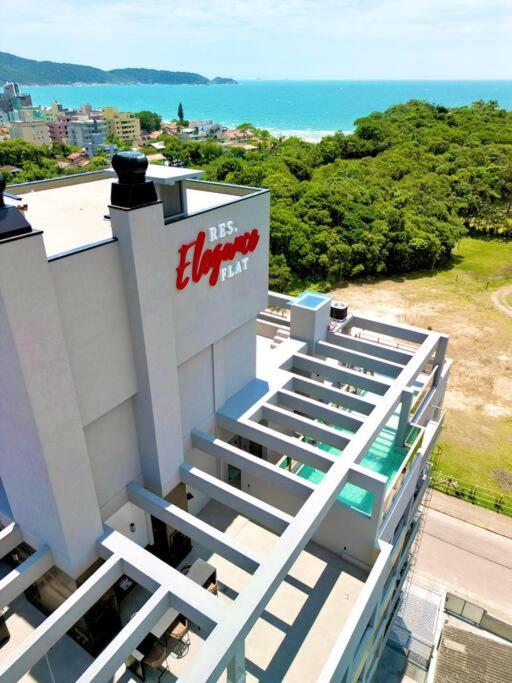 Apto com piscina aquecida perto do mar