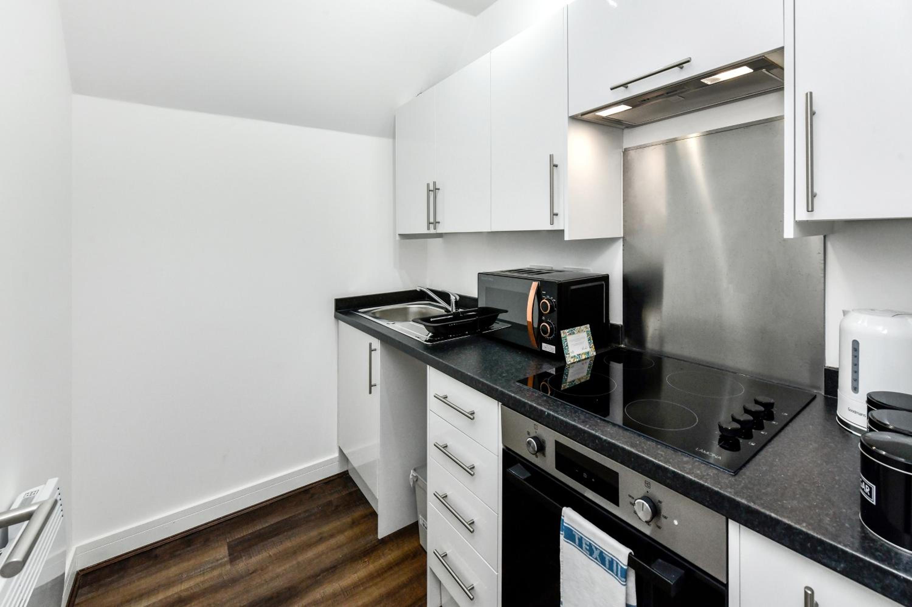 Nottingham Vacations - Church Street Flat 13 - Minimalist Studio in Basford - Property Image 9