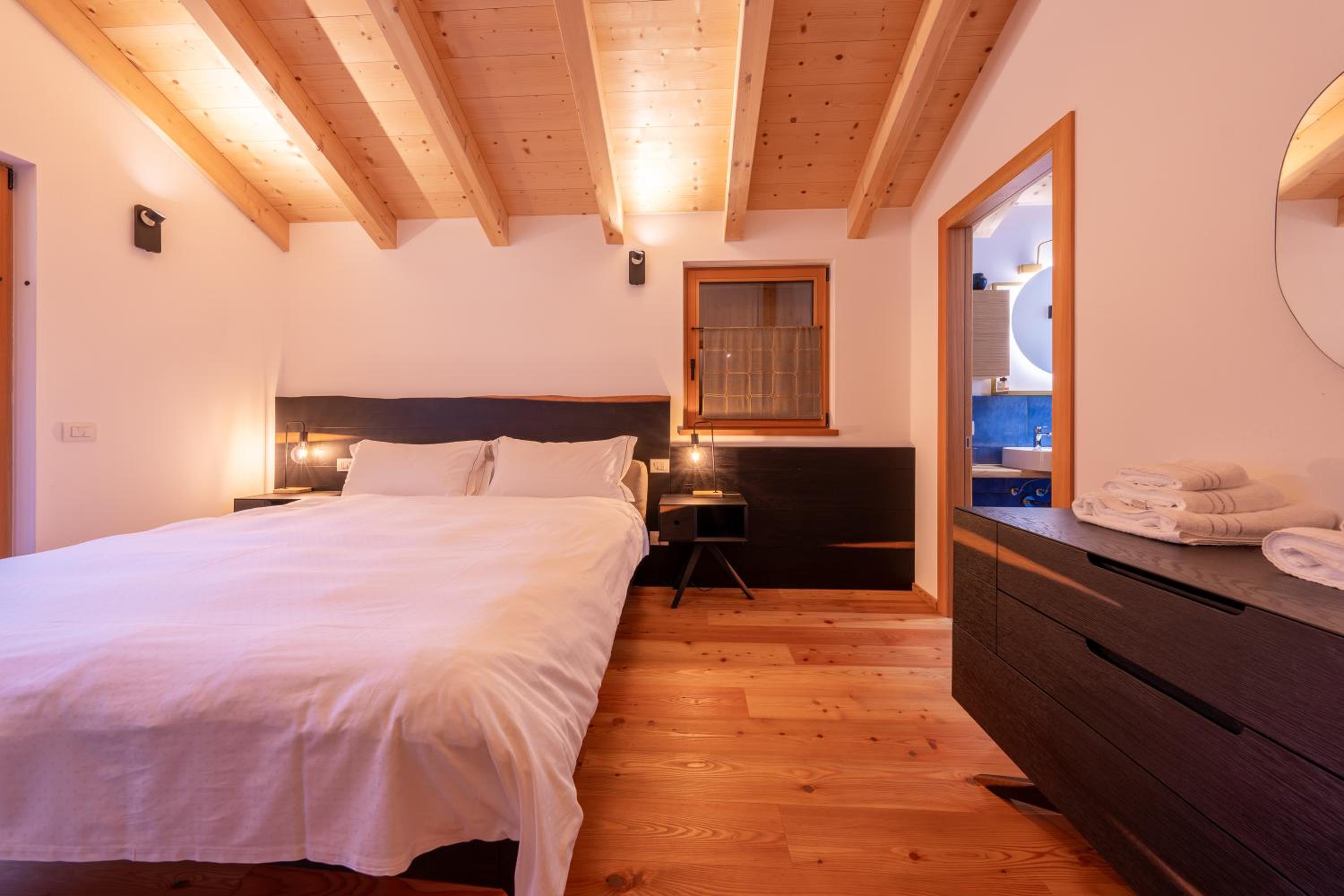 GreenWood Chalet - Spacious Alpine Retreat with Mountain Views