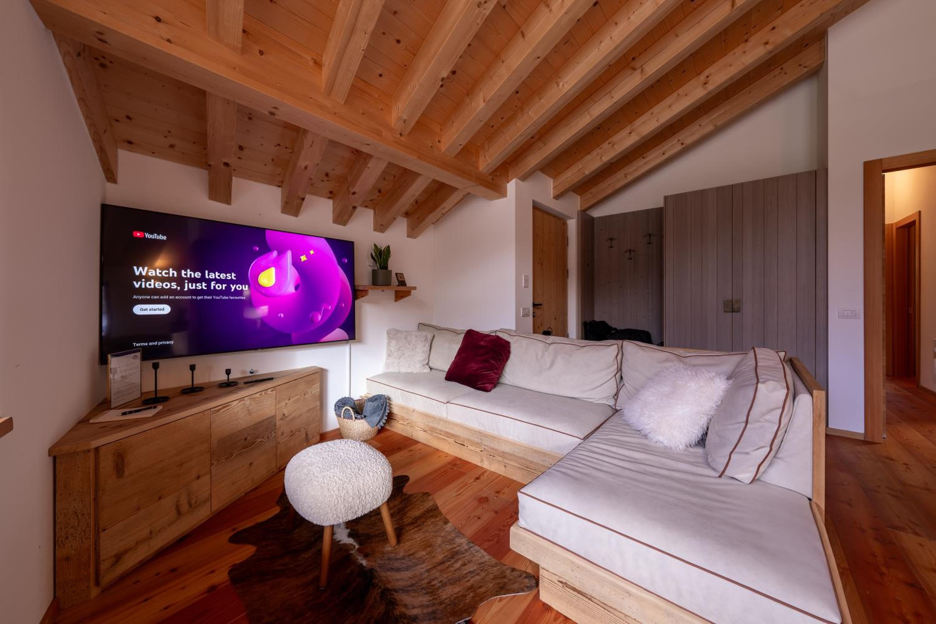 GreenWood Chalet - Spacious Alpine Retreat with Mountain Views