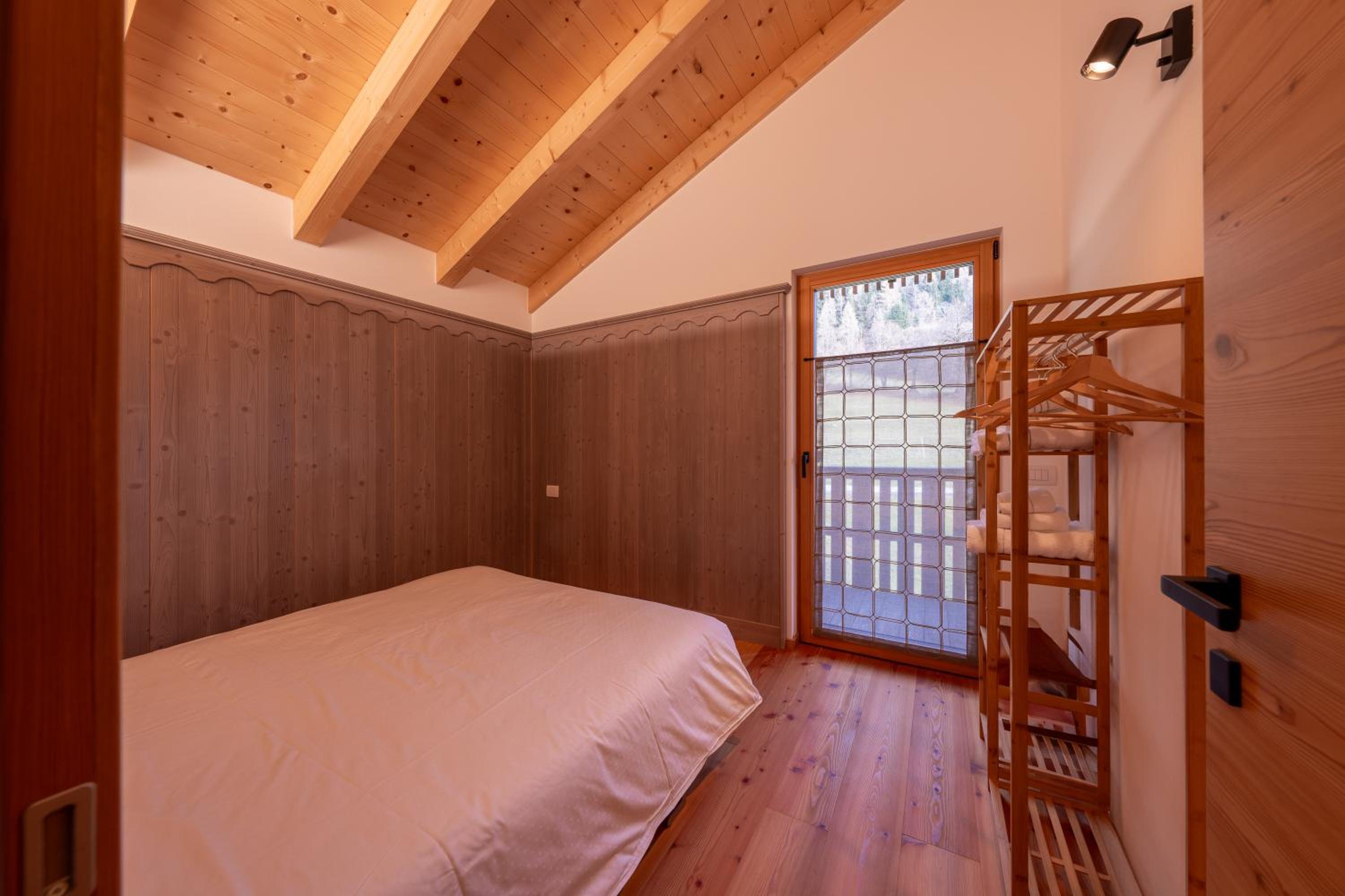 GreenWood Chalet - Spacious Alpine Retreat with Mountain Views
