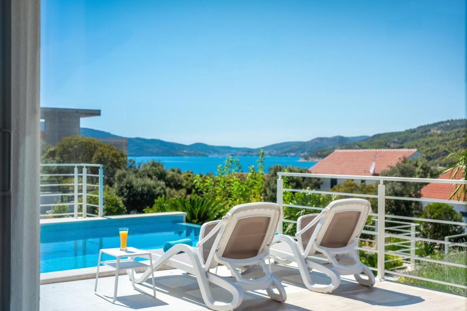 Villa Paloma Blanca 4-bedroom villa with sea views view 3