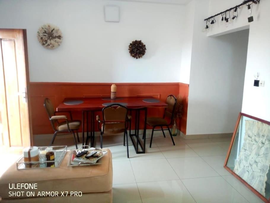 Apt 2 chambres déco africaine - aéroport à 7min, plage à 200m