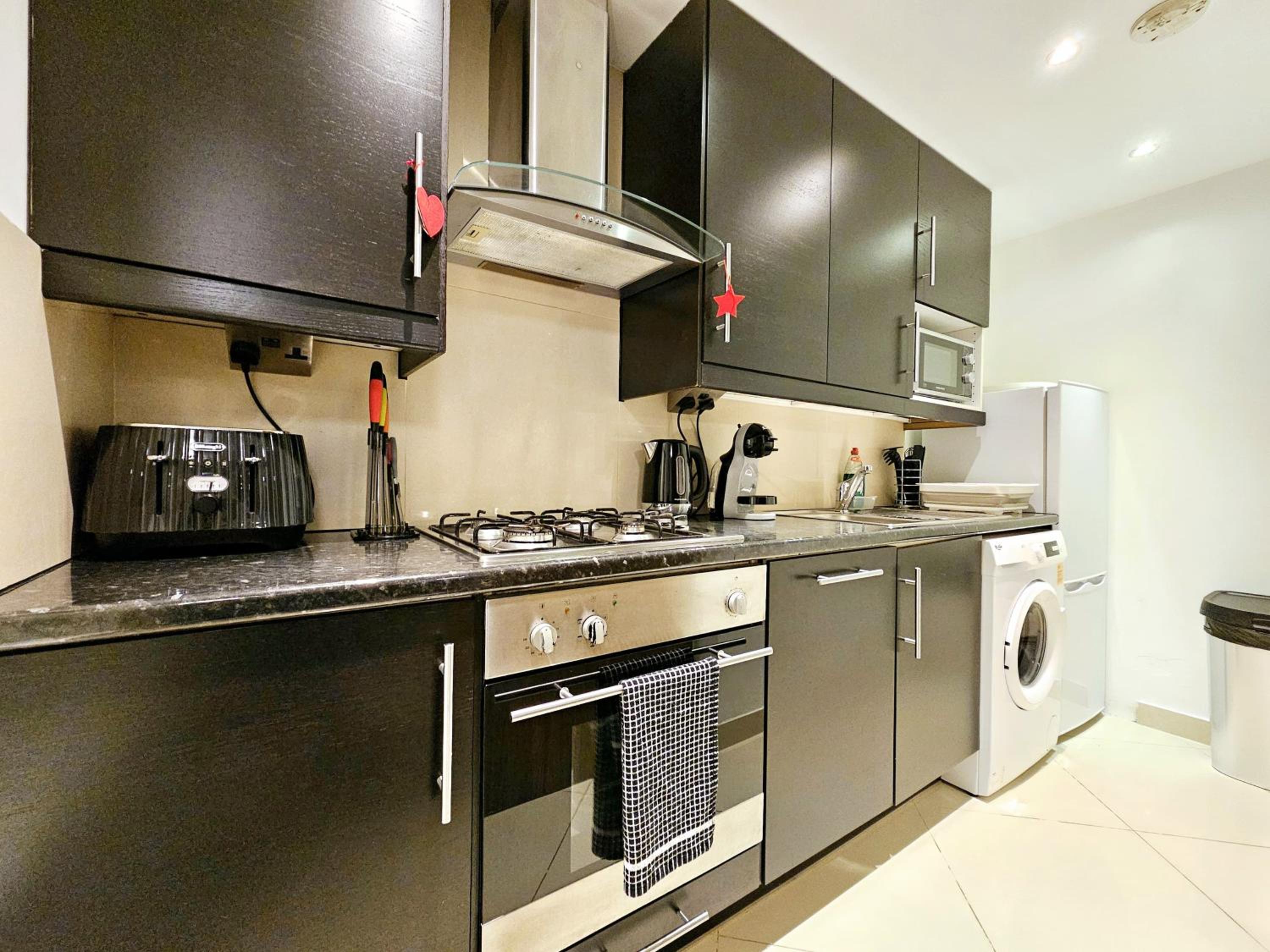 Modern Hyde Park Home with Private Entrance & Private Back Patio near Bayswater & Paddington Stations