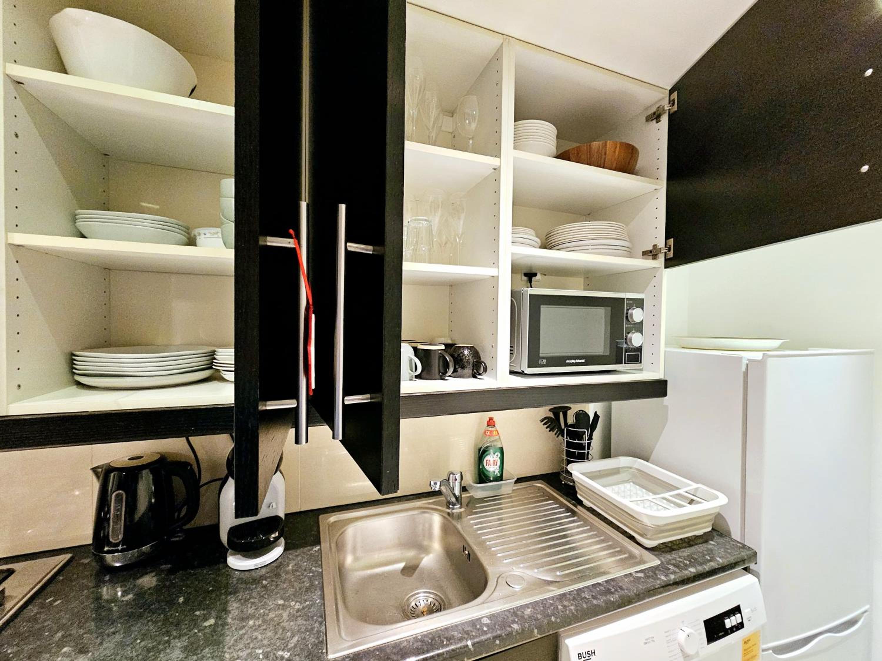 Modern Hyde Park Home with Private Entrance & Private Back Patio near Bayswater & Paddington Stations