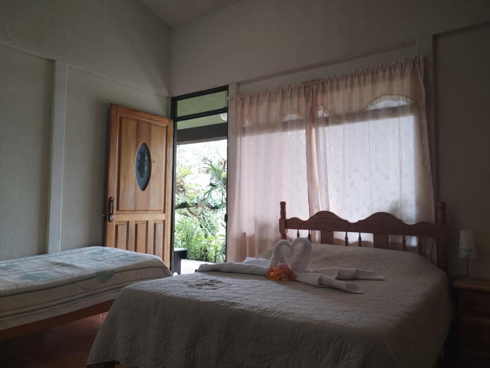 Cabinas las Manzanas Bed y Breakfast