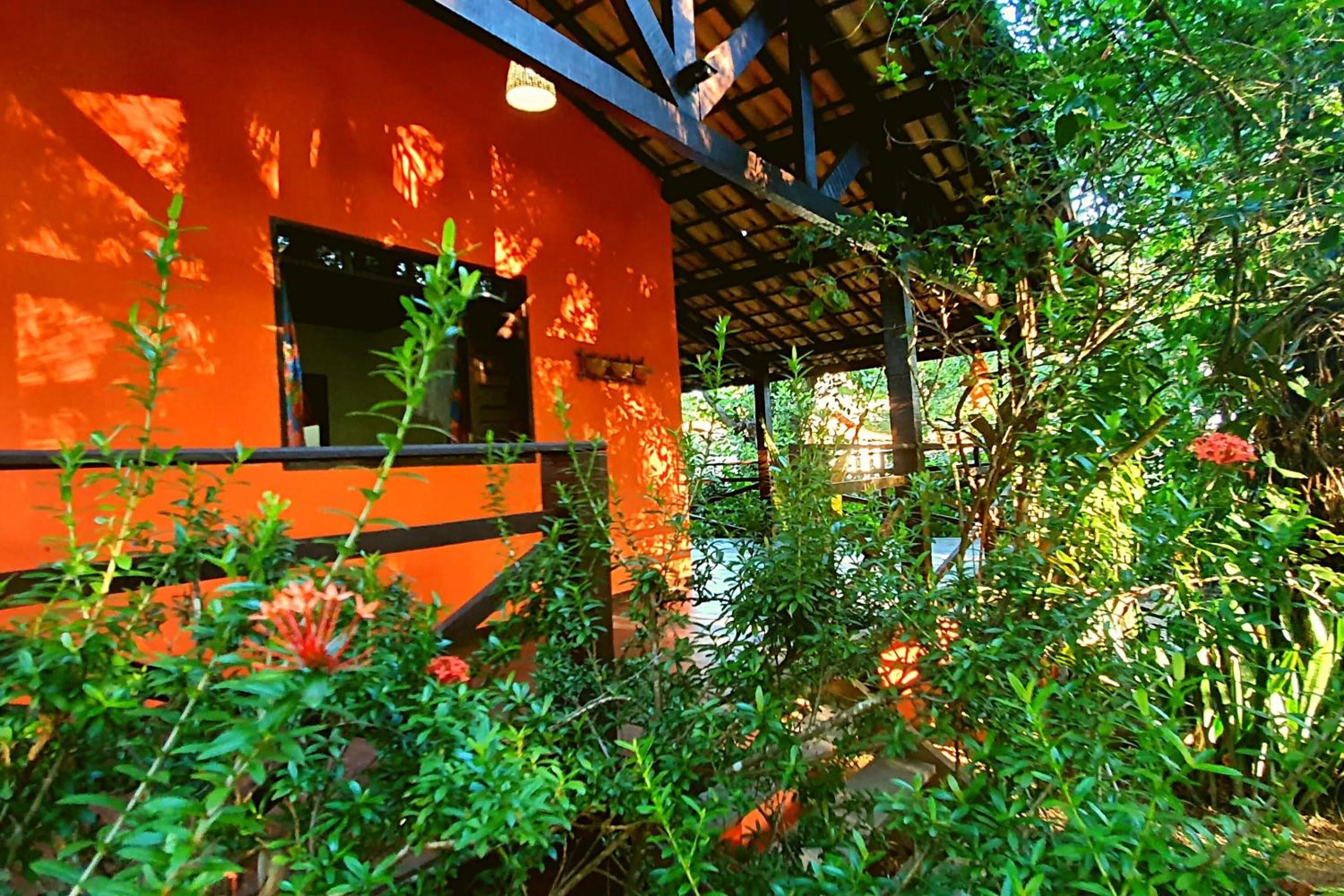 Vilacentro - colorida e ao lado dos restaurantes