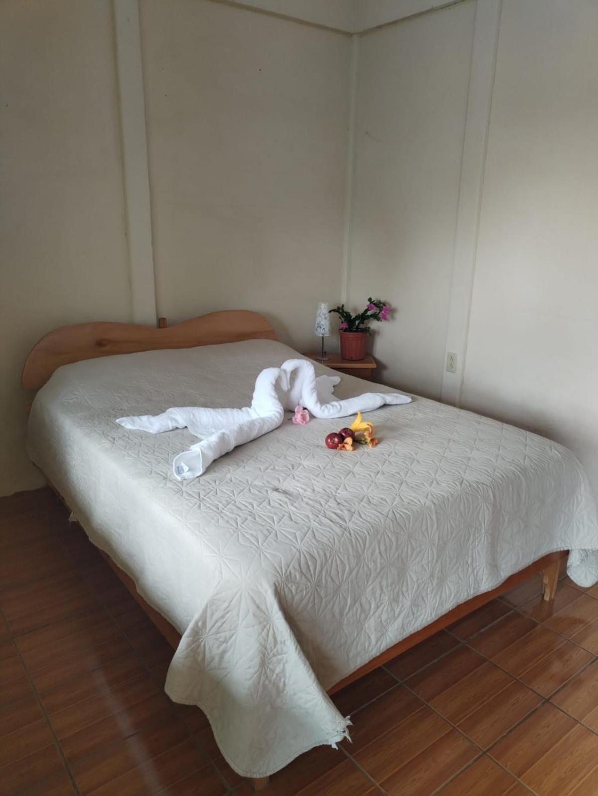 Cabinas las Manzanas Bed y Breakfast