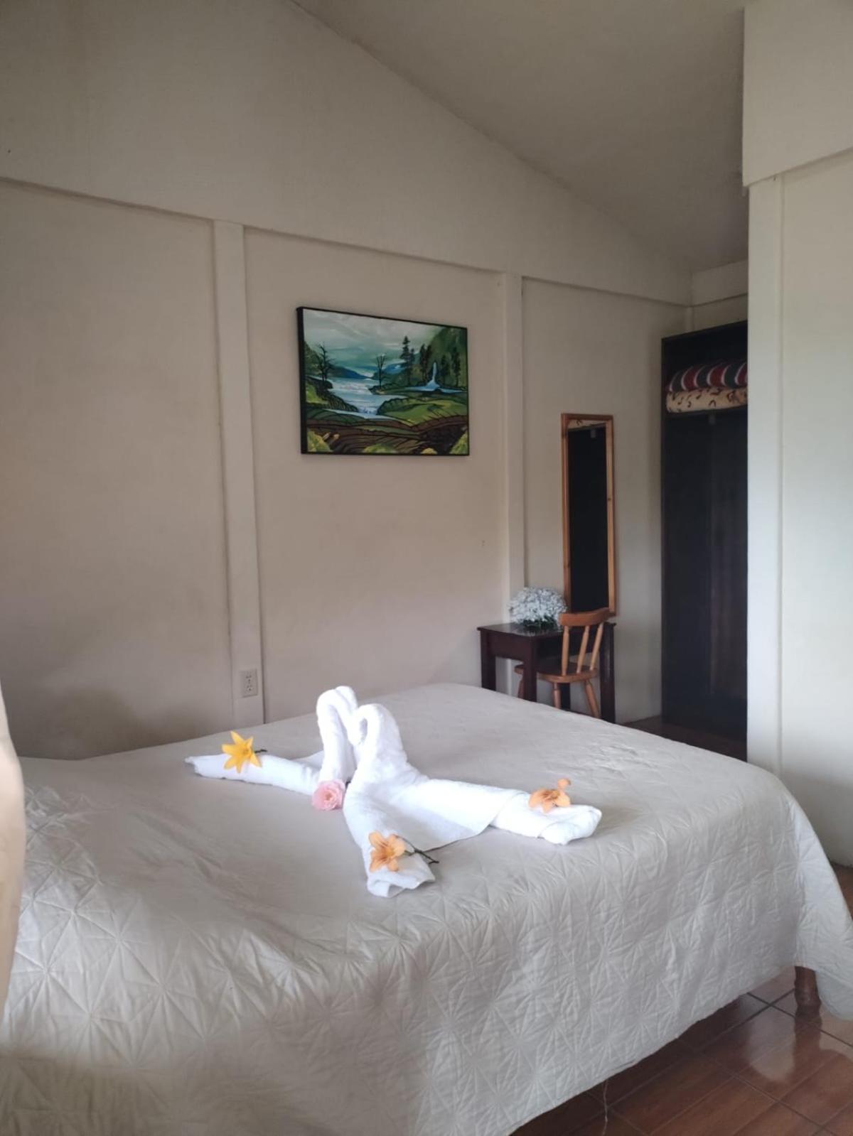 Cabinas las Manzanas Bed y Breakfast