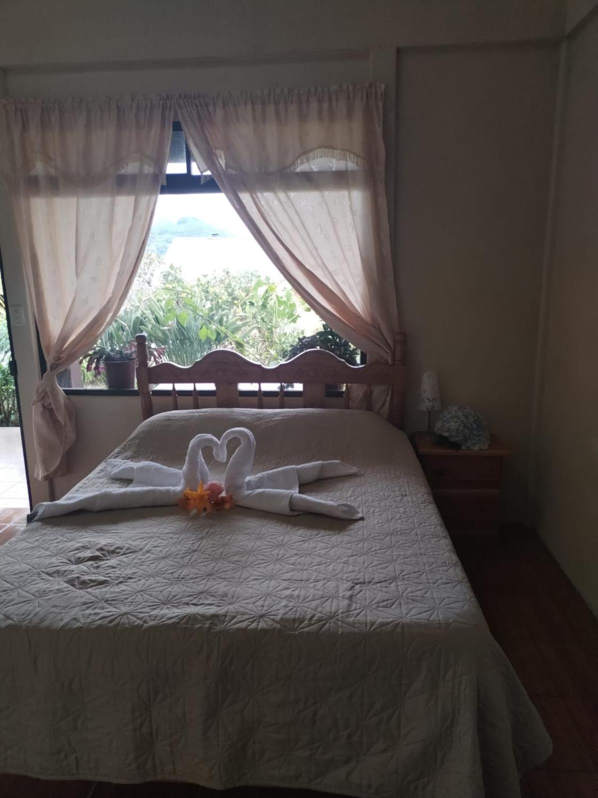 Cabinas las Manzanas Bed y Breakfast