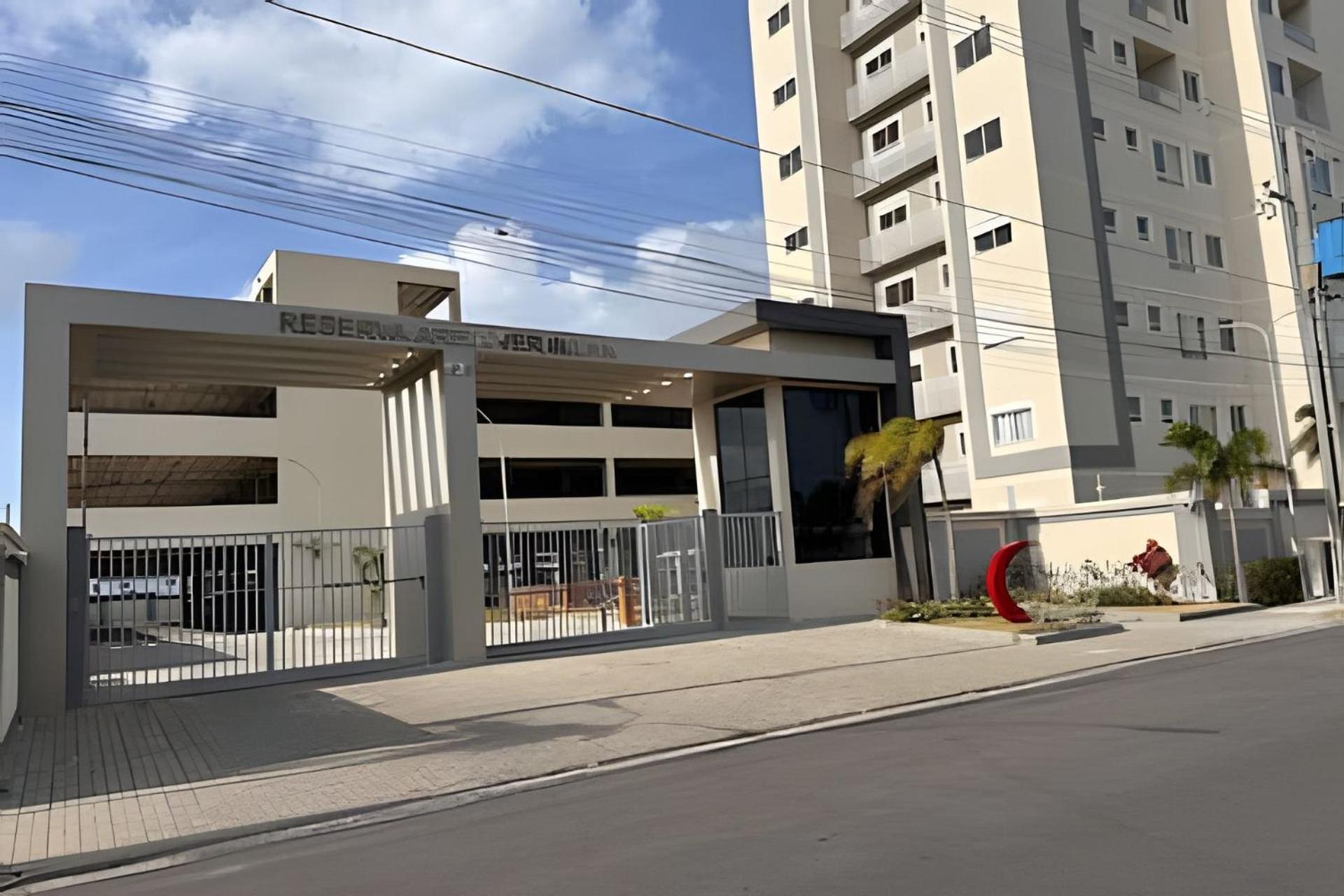Apartamento na praia, 2 quartos e área de lazer
