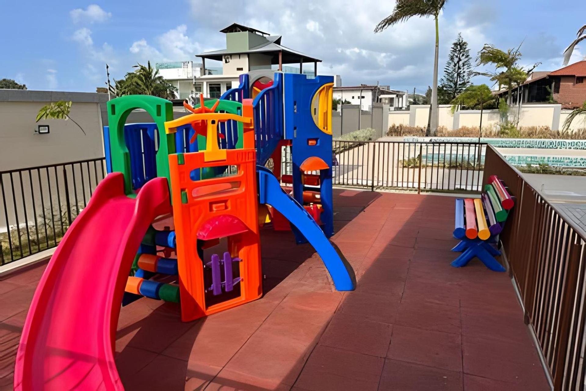 Apartamento na praia, 2 quartos e área de lazer