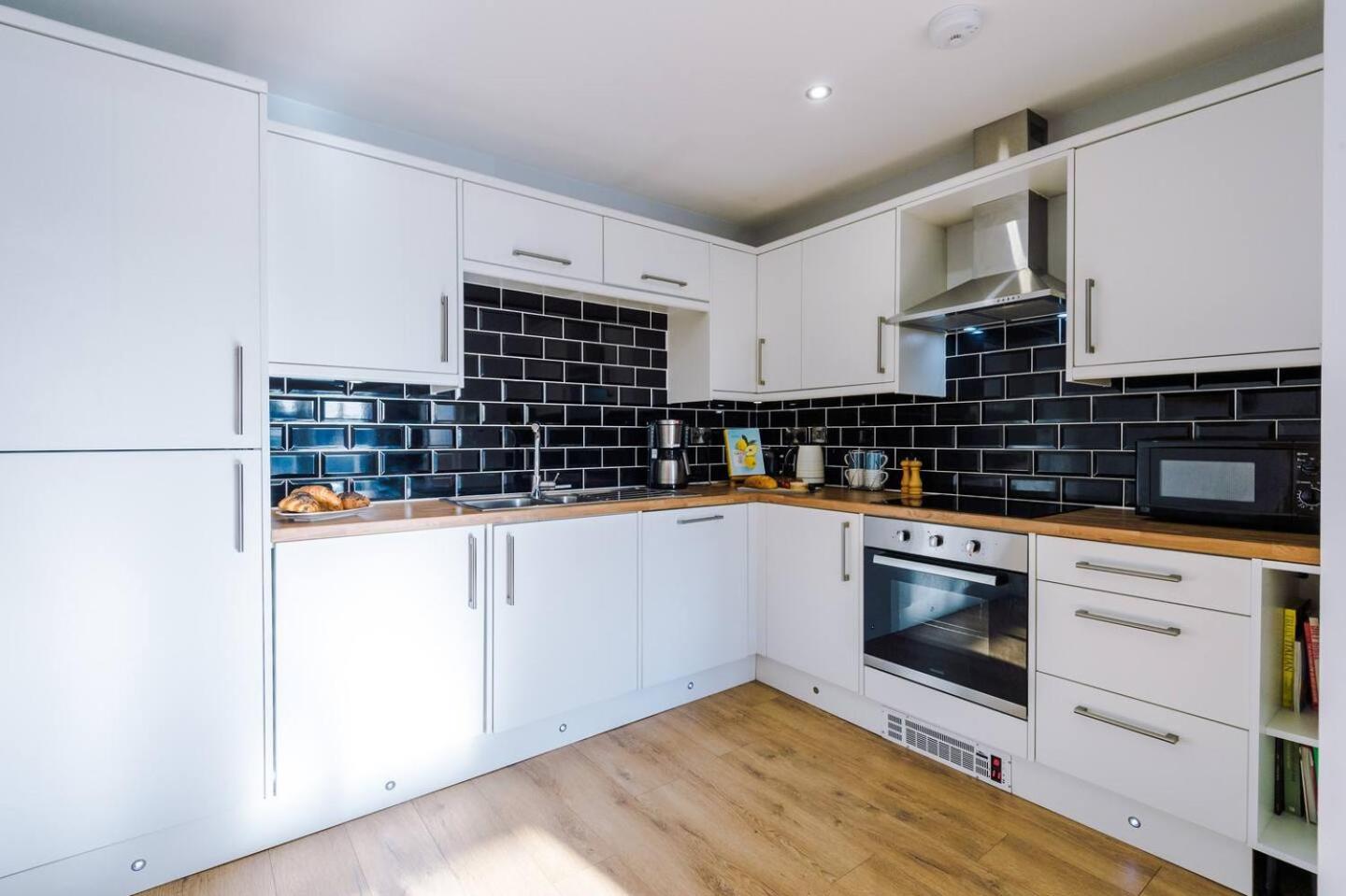 Stunning 2bedroom 2bathroom Apt With Parking Space view 3