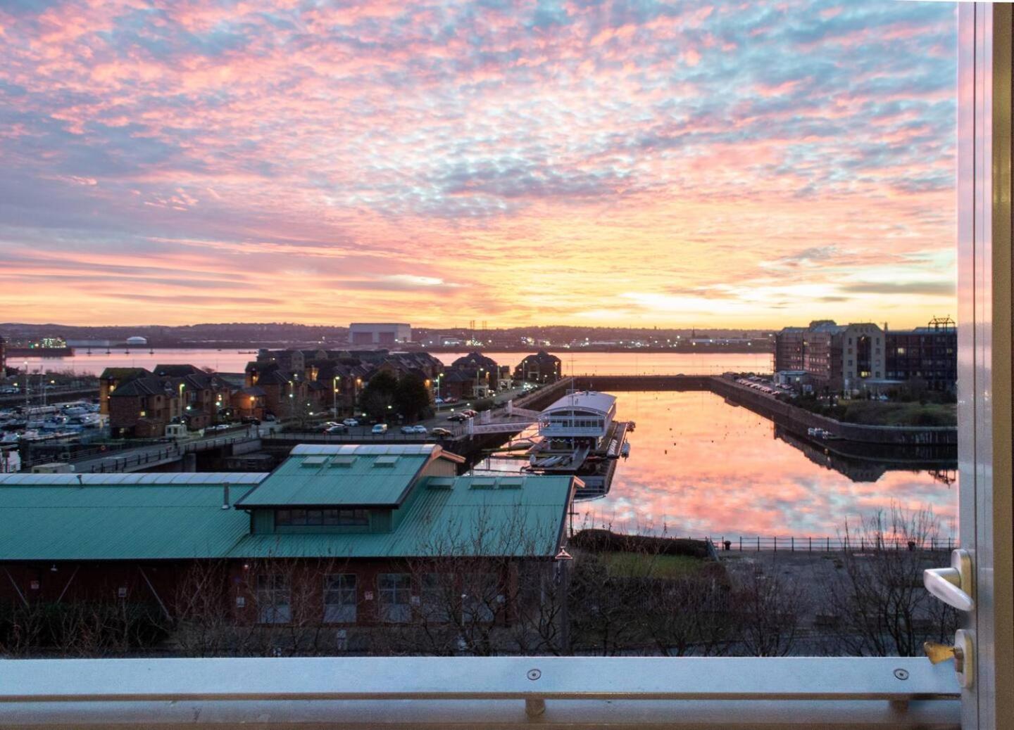 Liverpool Mersey View Stay with Free Parking view 4
