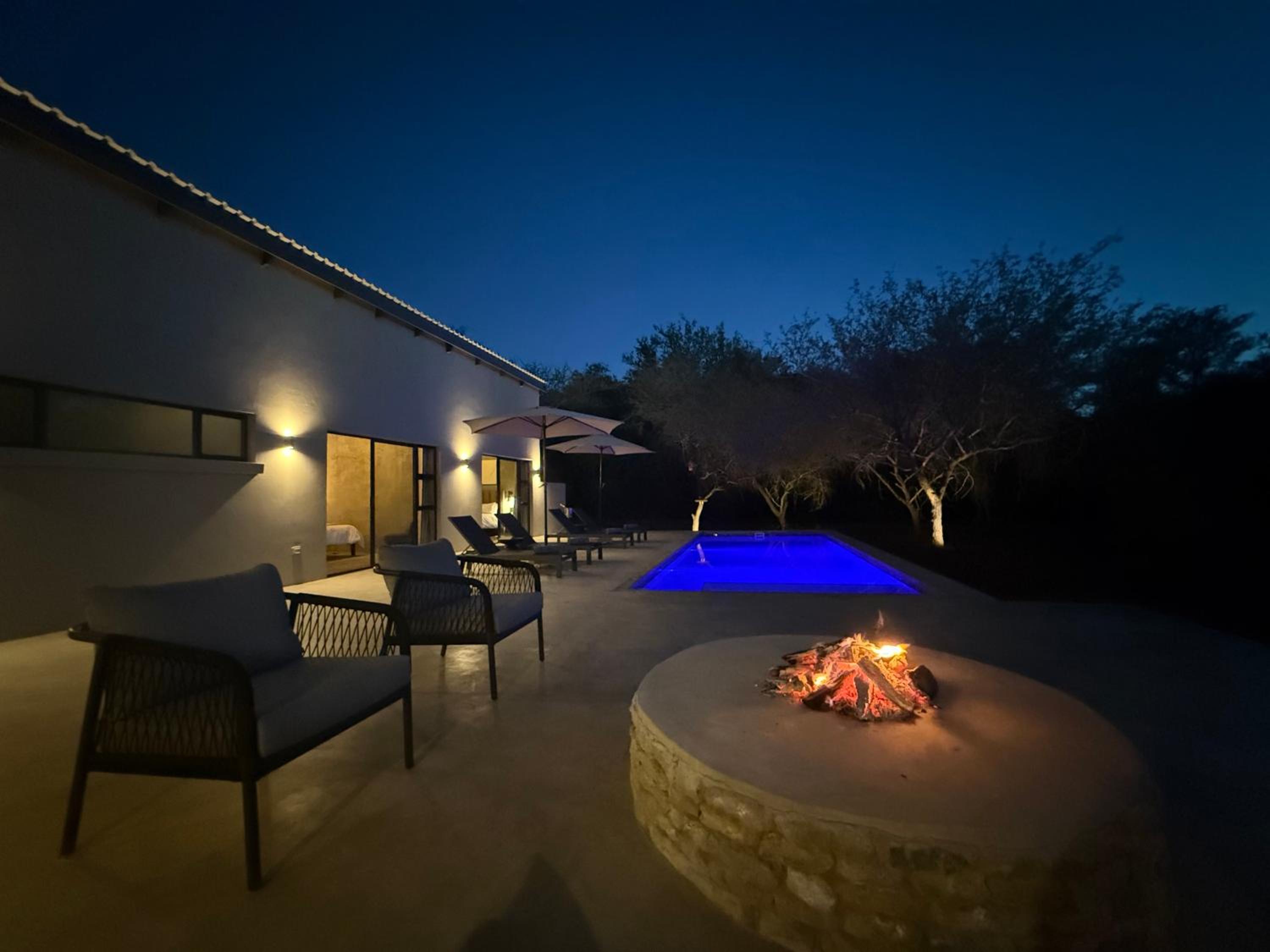 The Duke Luxury Safari Villa, Huge Pool, Giraffe-Feeding-Tower, Outdoor Shower view 2