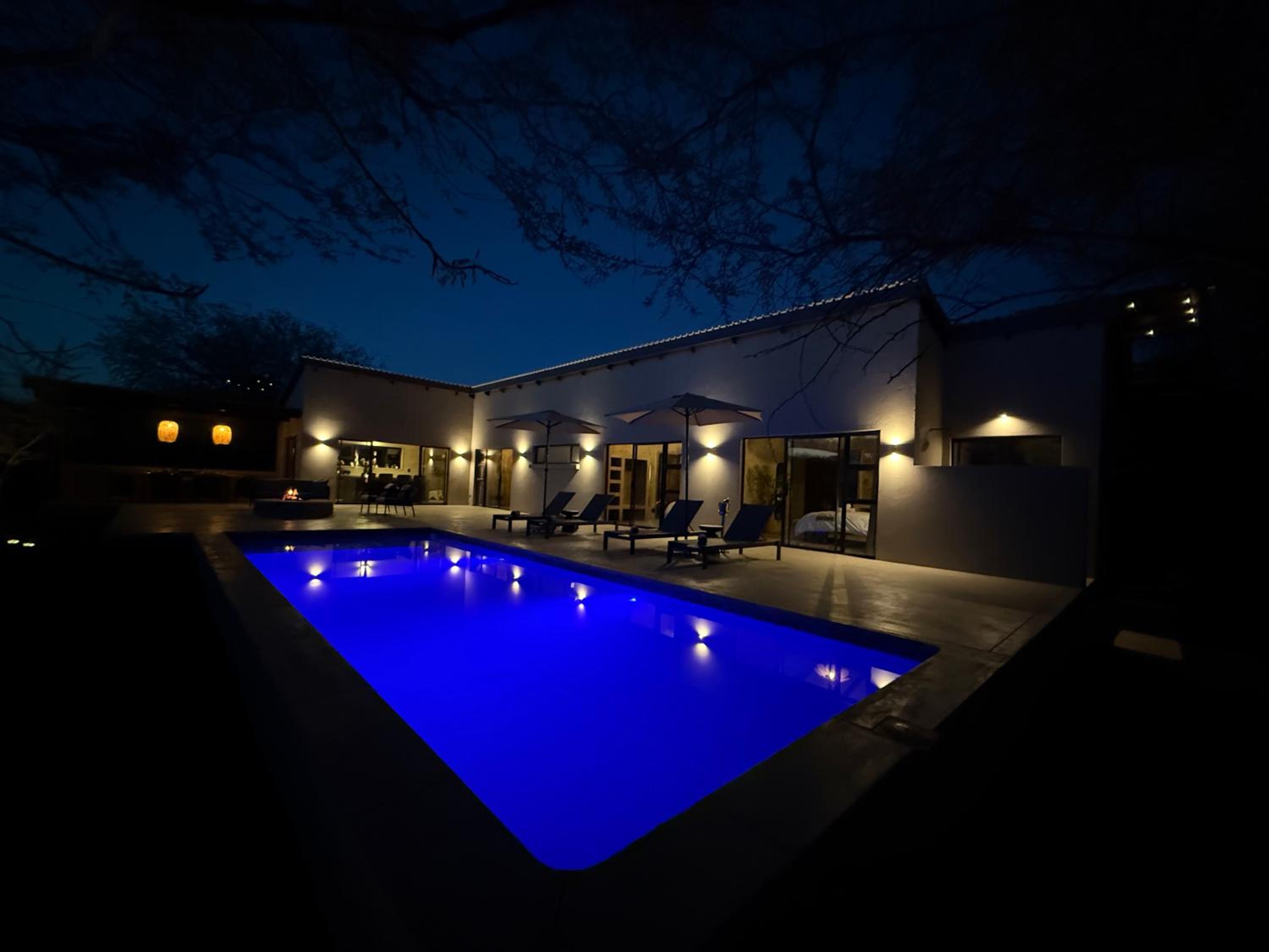 The Duke Luxury Safari Villa, Huge Pool, Giraffe-Feeding-Tower, Outdoor Shower view 3