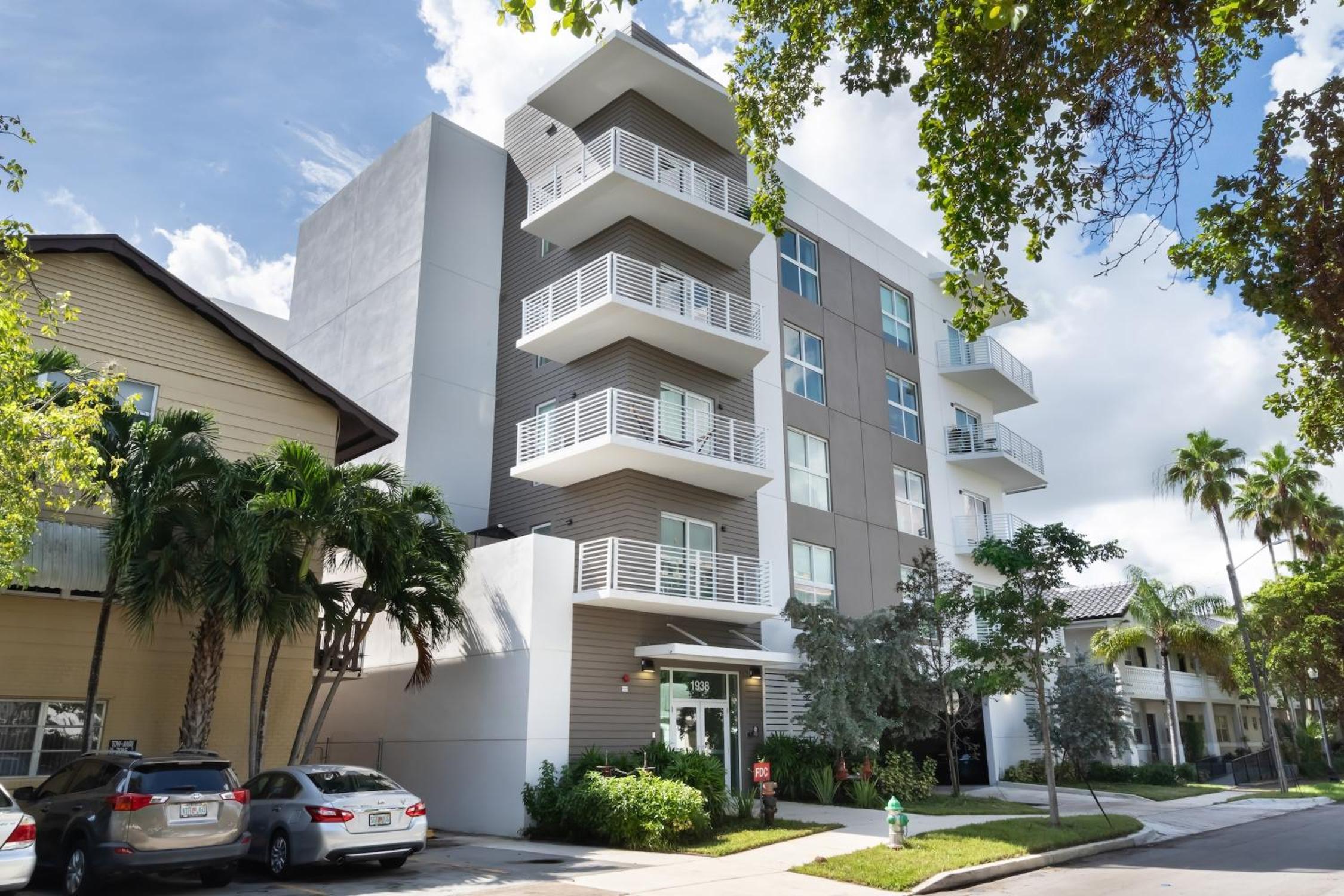 Stylish 2BR Hollywood Condo - Workspace & Parking
