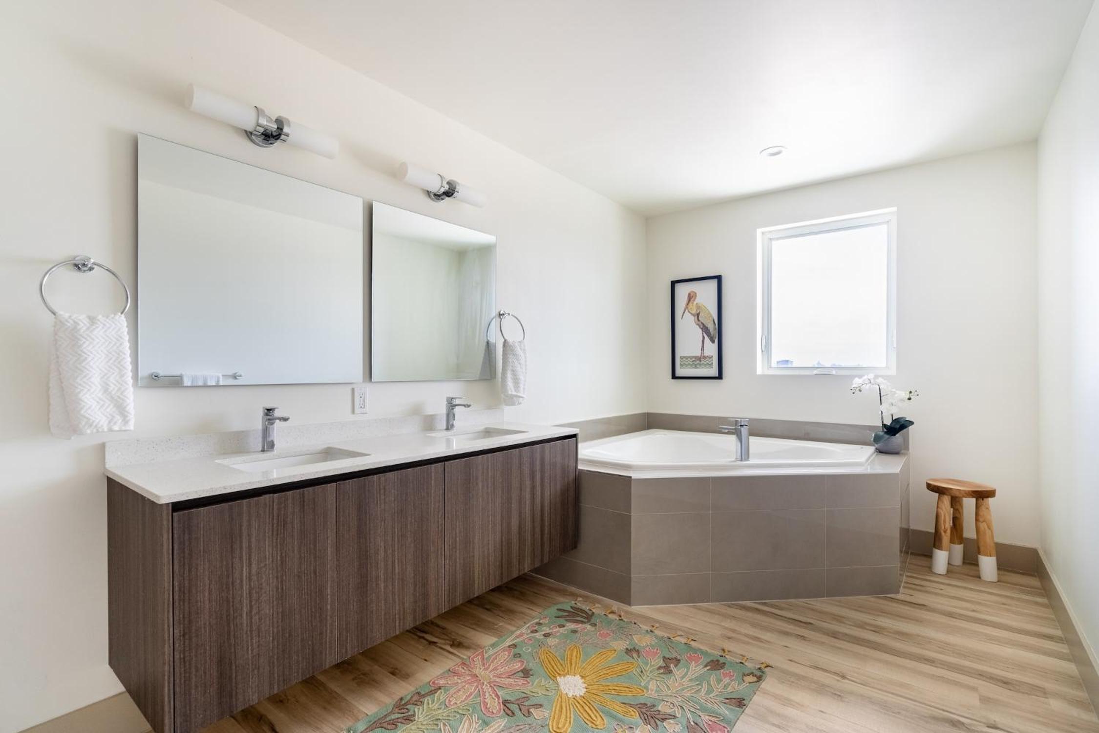 Stylish 2BR Hollywood Condo - Workspace & Parking