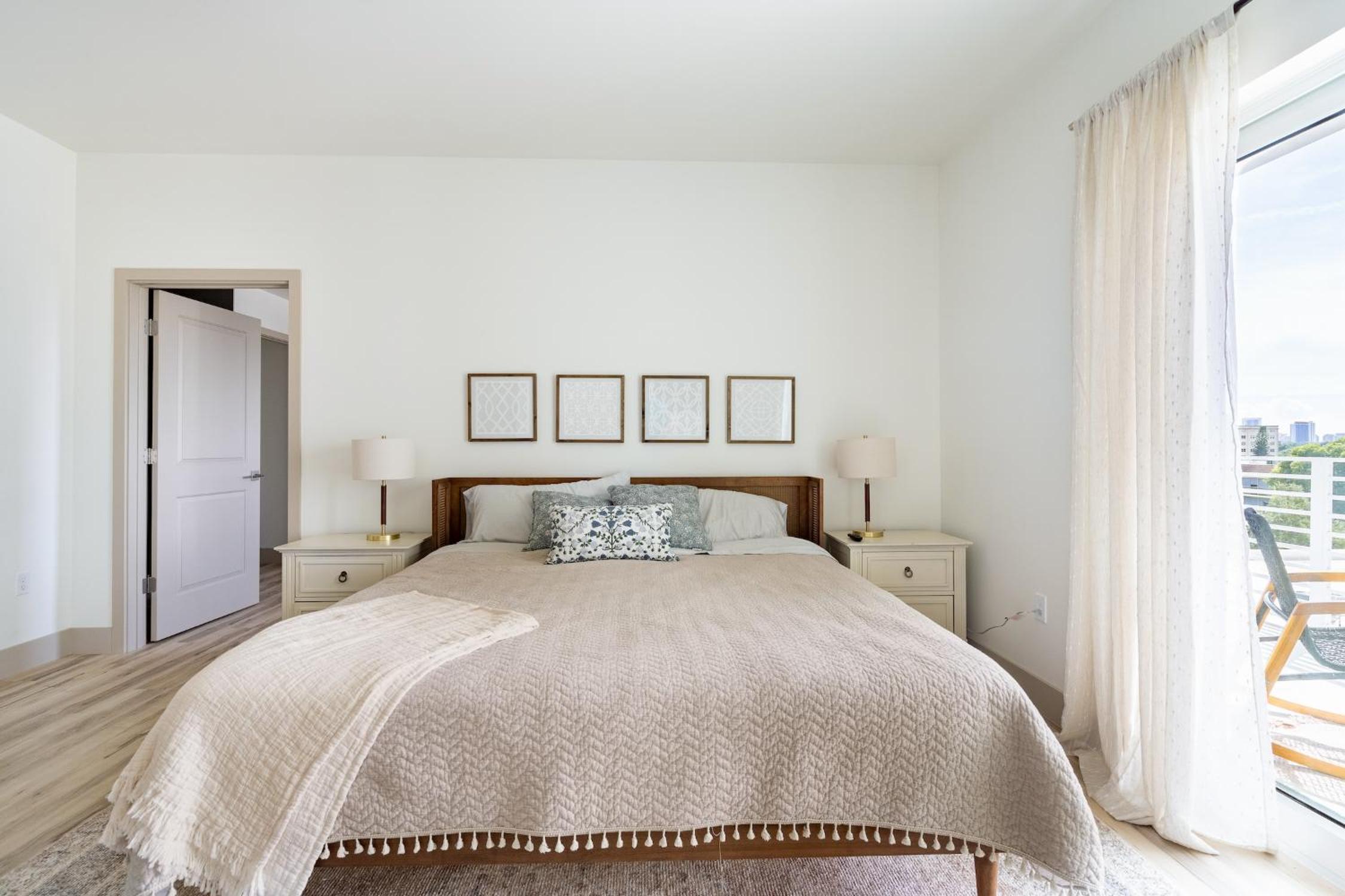 Stylish 2BR Hollywood Condo - Workspace & Parking