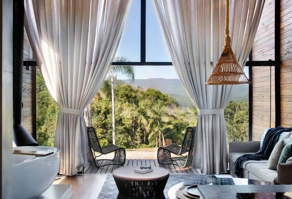 Cabana com hidromassagem e vista para a montanha