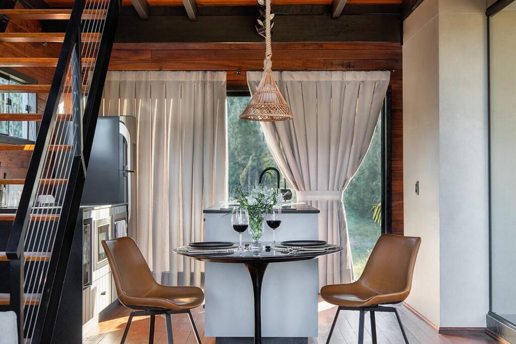 Cabana com hidromassagem e vista para a montanha