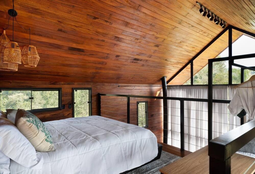 Cabana com hidromassagem e vista para a montanha