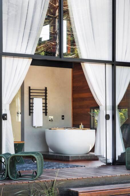 Cabana com hidromassagem e vista para a montanha