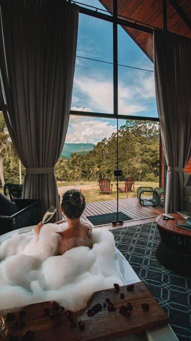 Cabana com hidromassagem e vista para a montanha
