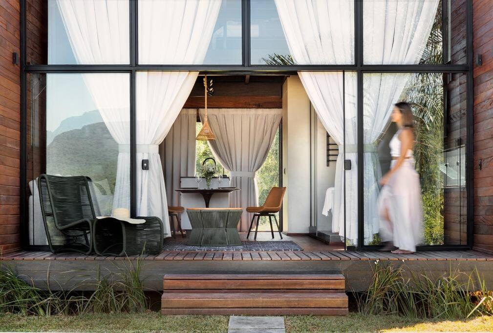 Cabana com hidromassagem e vista para a montanha