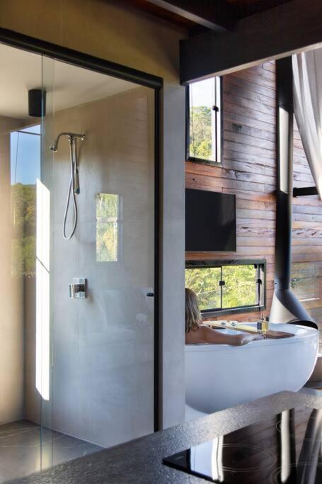 Cabana com hidromassagem e vista para a montanha