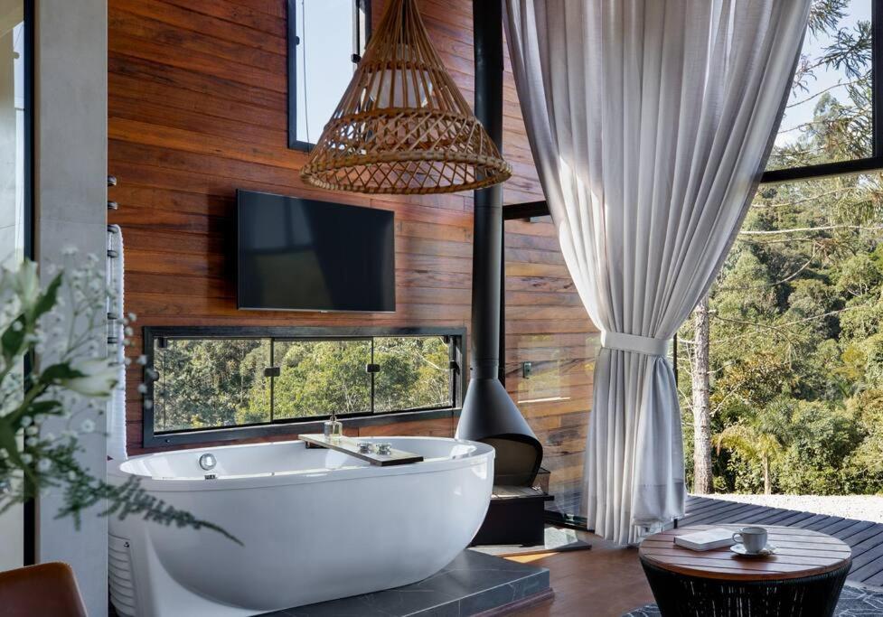 Cabana com hidromassagem e vista para a montanha