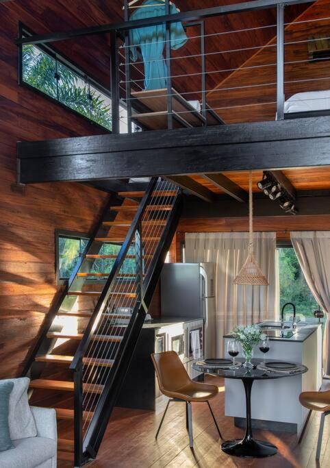 Cabana com hidromassagem e vista para a montanha