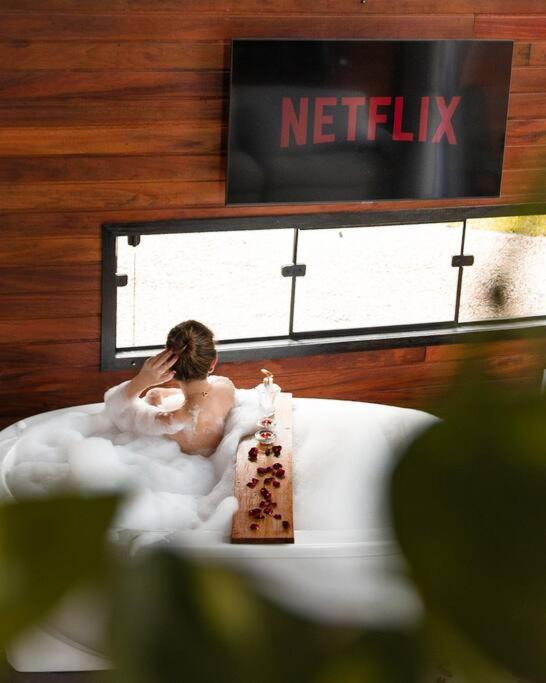 Cabana com hidromassagem e vista para a montanha
