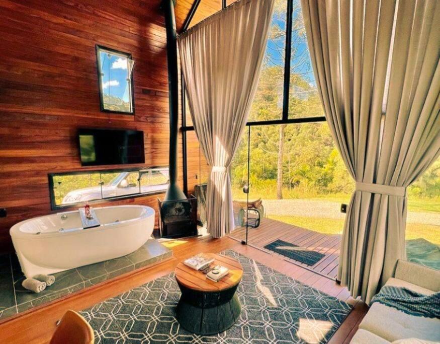 Cabana com hidromassagem e vista para a montanha