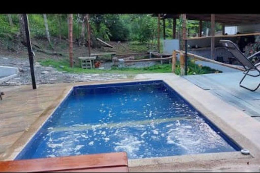 Linda cabaña con piscina