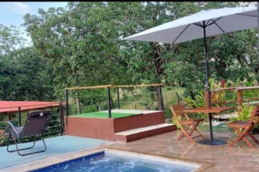 Linda cabaña con piscina
