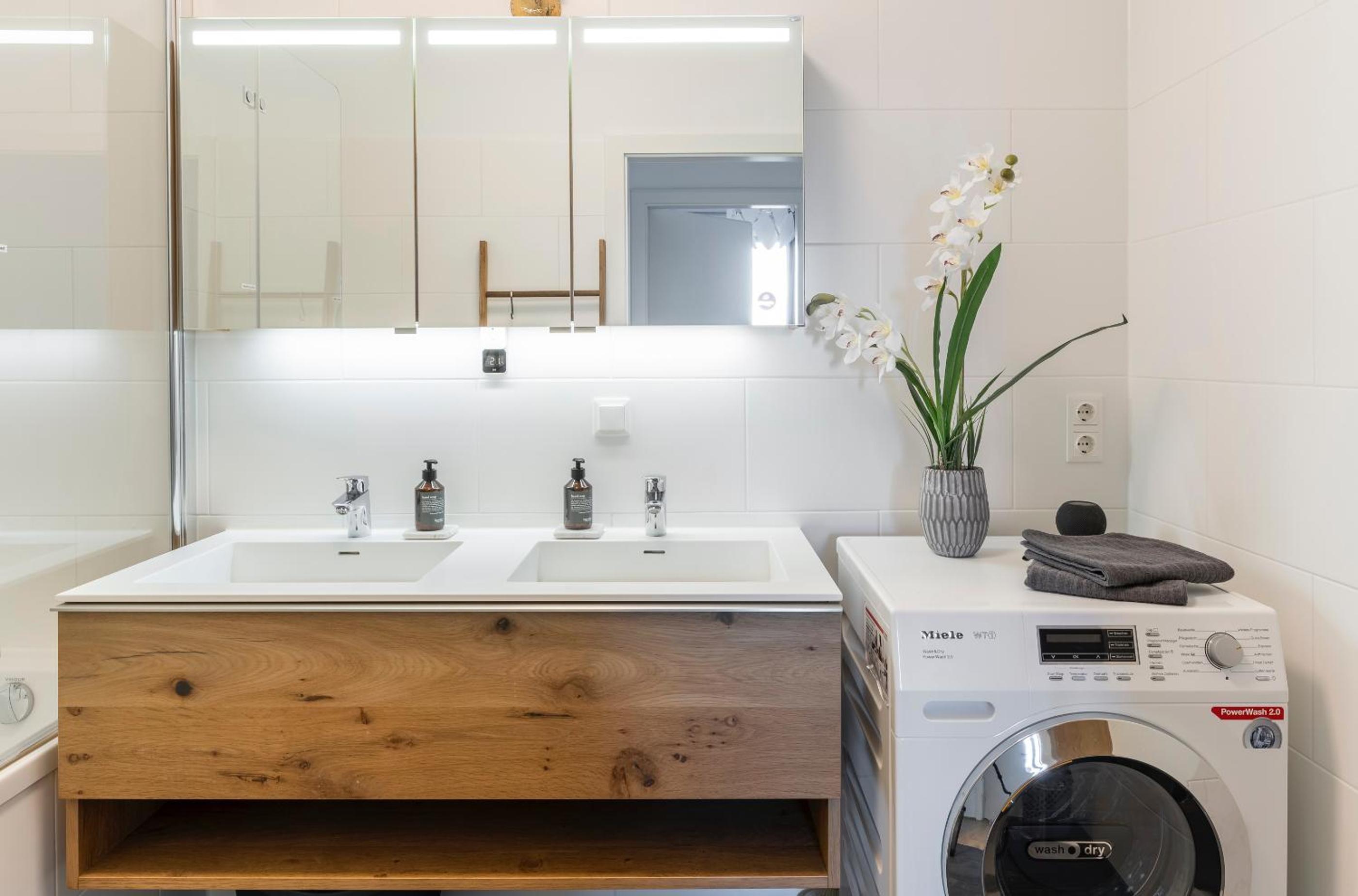 EDLER WOHNRAUM Panoramablick 3 SZ Boxspringbetten, E-Ladestation, Kaffeevollautomat, Klima, Lift, Terrasse & 2xTG