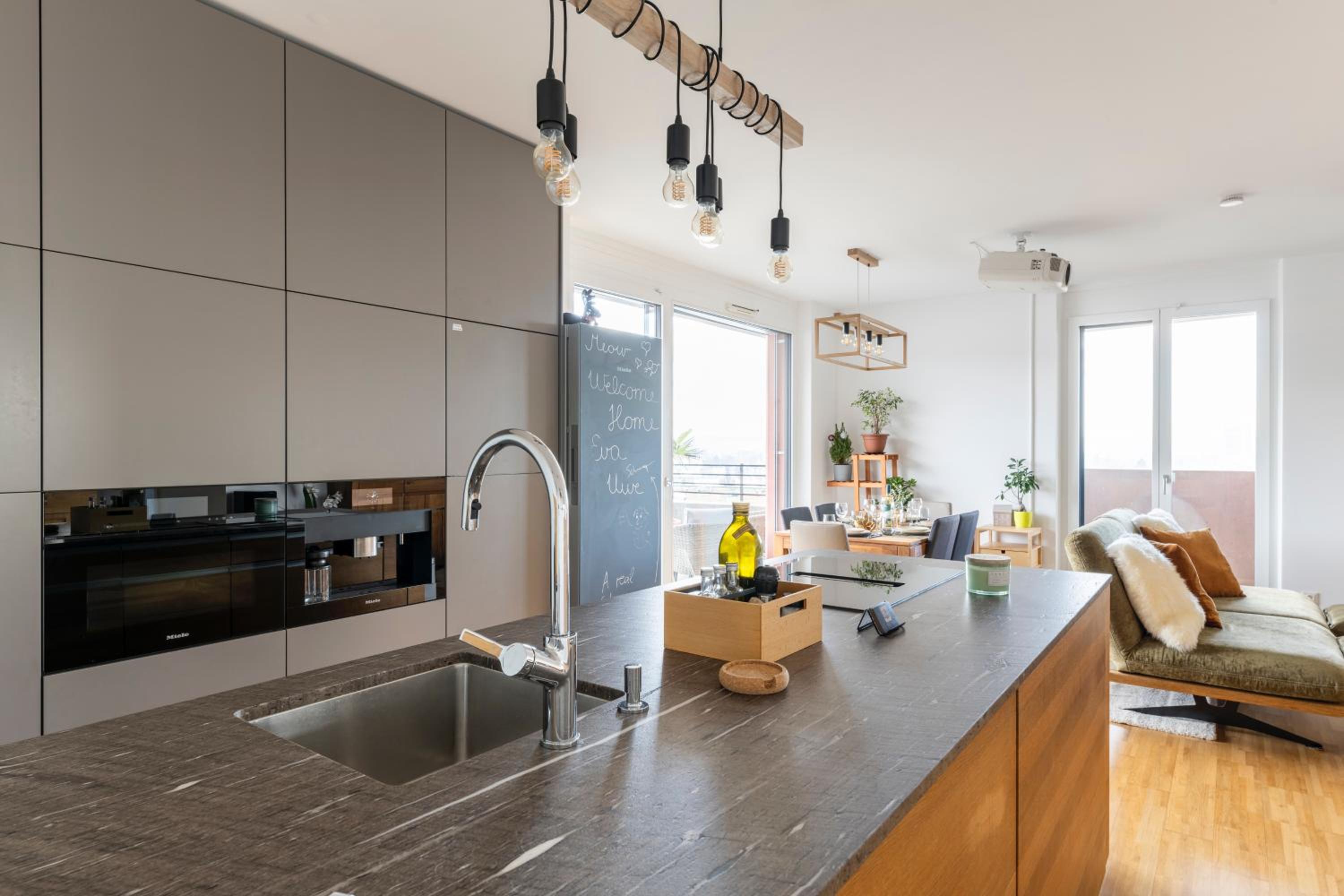 EDLER WOHNRAUM Panoramablick 3 SZ Boxspringbetten, E-Ladestation, Kaffeevollautomat, Klima, Lift, Terrasse & 2xTG