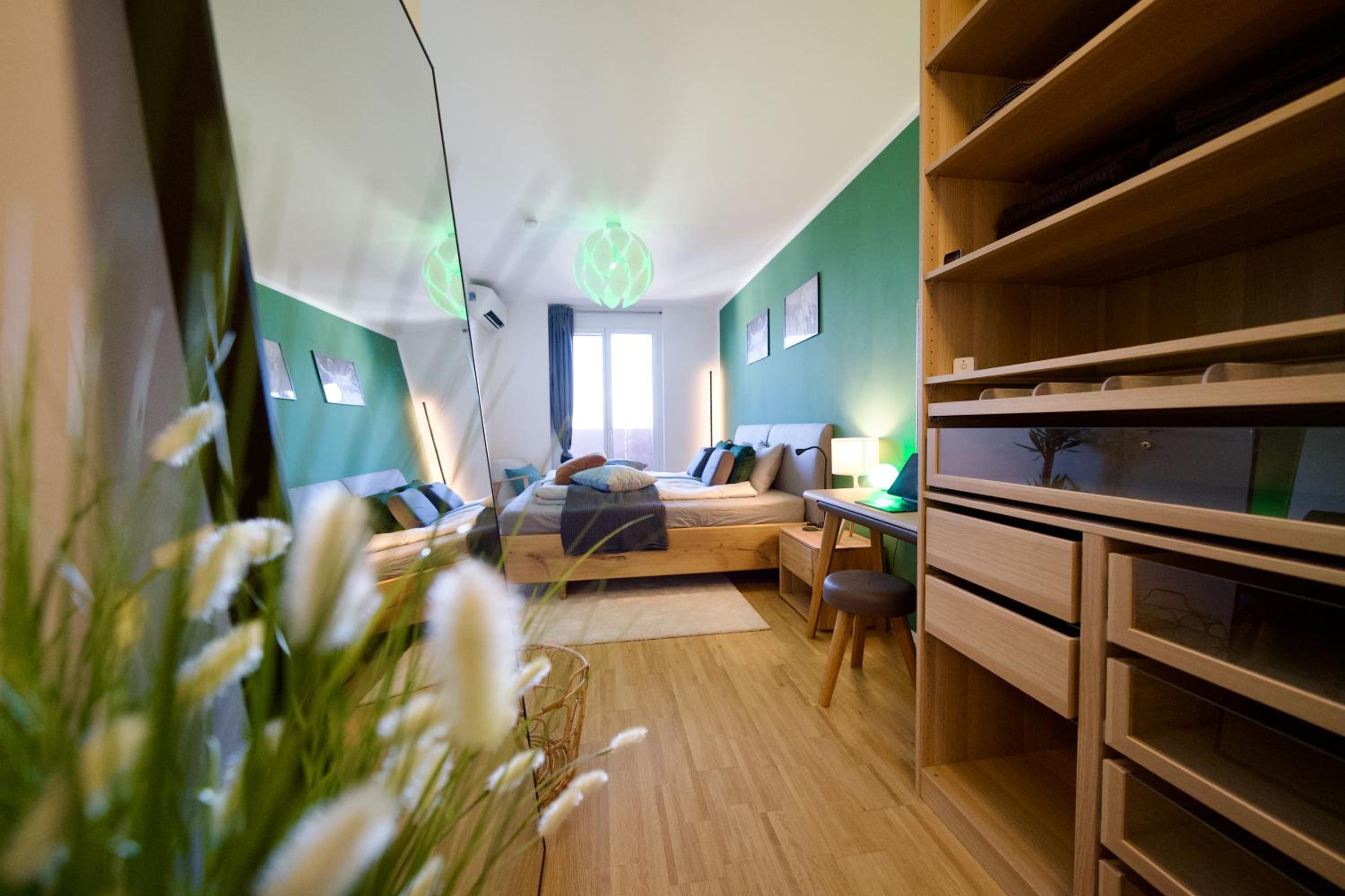 EDLER WOHNRAUM Panoramablick 3 SZ Boxspringbetten, E-Ladestation, Kaffeevollautomat, Klima, Lift, Terrasse & 2xTG