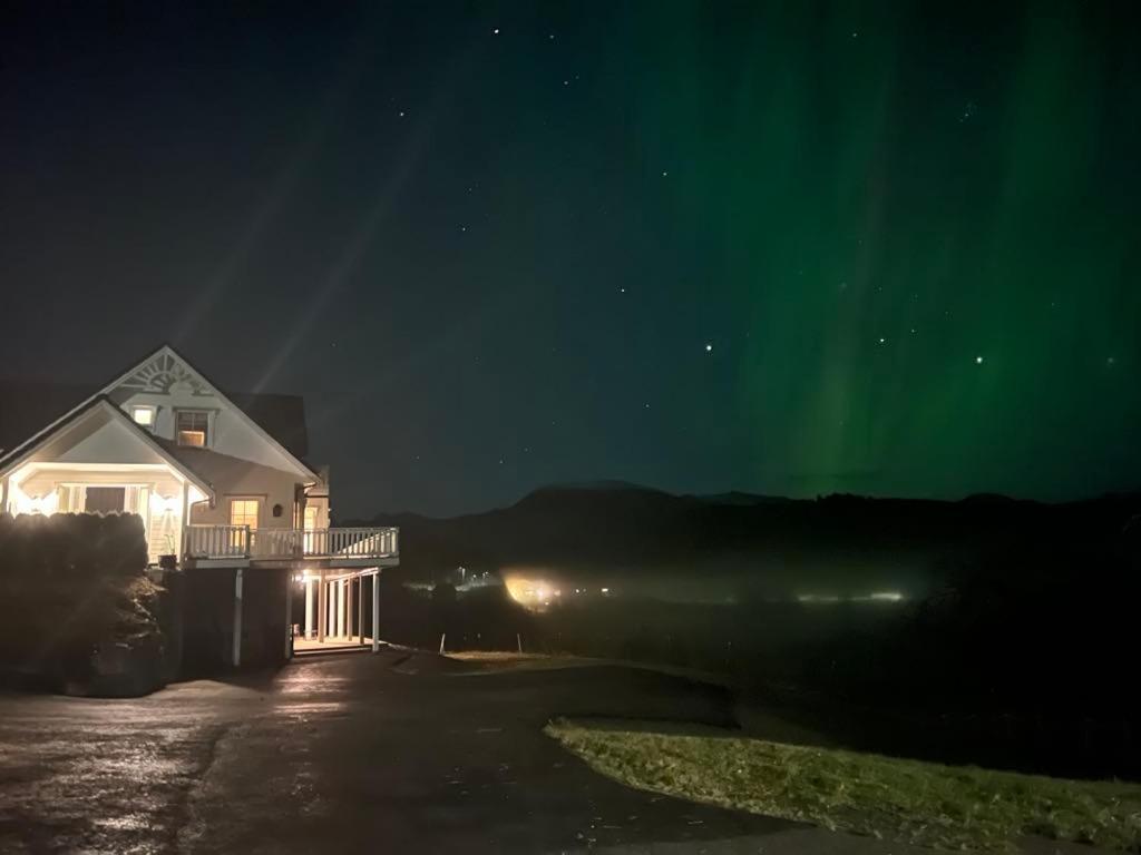 Gårdsidyll i flotte omgivelser