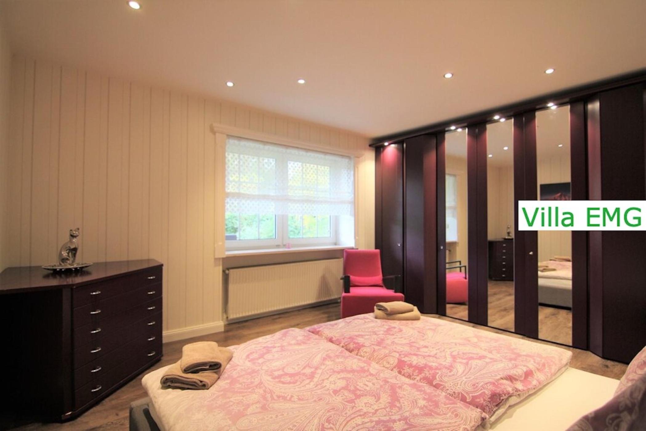 Ferienhaus Villa EMG Celle nah Hannover mit Pool, Kamin, Garten, Teich, Wald, Partyraum für Familien Gruppen bis 22 Personen view 4